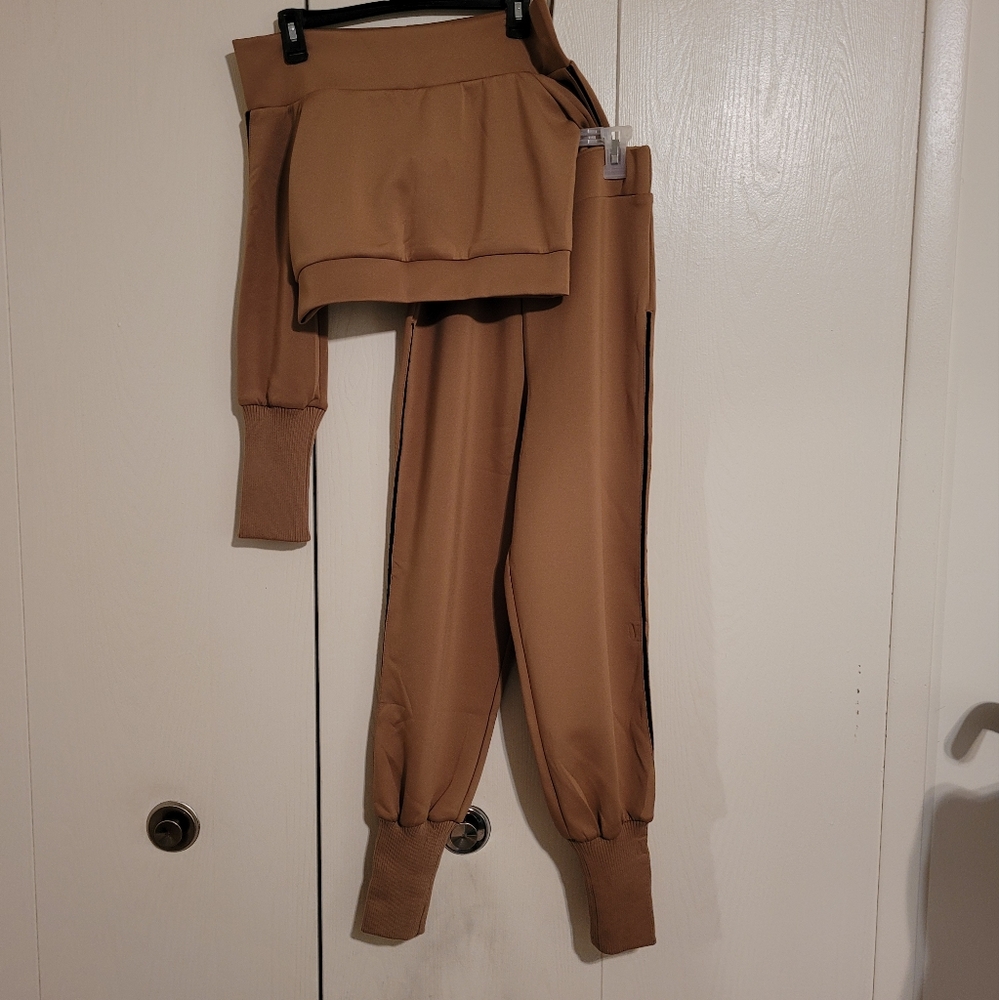 Off the shoulder jogger set
